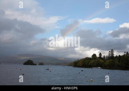 Les nuages de tempête passant sur le lac Windermere Cumbria England District Banque D'Images