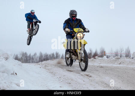 Les sportifs sur le sport moto passer le cap durant l'hiver des compétitions de motocross au cours de l'hiver 'fun' Festival à ouglitch, Russie Banque D'Images