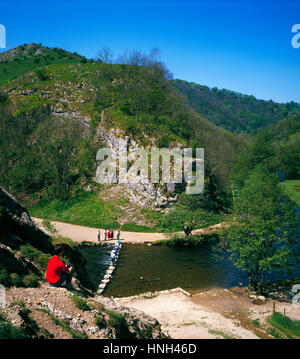 Les jalons de l'autre côté de la rivière Dove, Dovedale, Derbyshire, Angleterre, RU Banque D'Images