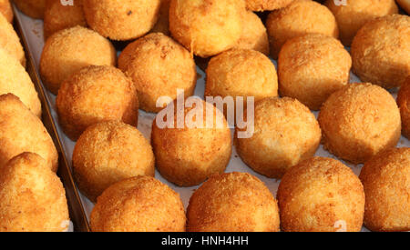 Boules de riz délicieux faits avec du riz frit. plat typique de la cuisine méditerranéenne appelé Arancini Banque D'Images