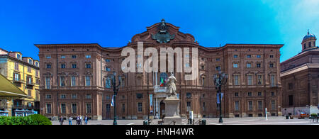 TURIN, ITALIE - juin 3, 2015 : des personnes non identifiées, en face du Palazzo Carignano est un bâtiment historique dans le centre de Turin, l'Italie, qui house Banque D'Images