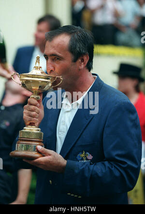 SEVE BALLESTEROS AVEC RYDER CUP TROPHY 28 Septembre 1997 Banque D'Images