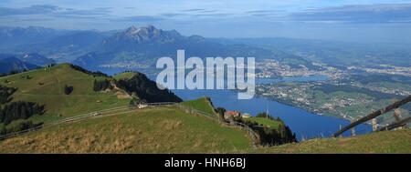 Scène d'été en Suisse. Vue depuis le Mont Rigi vers le mont Pilatus et Lucerne. Banque D'Images