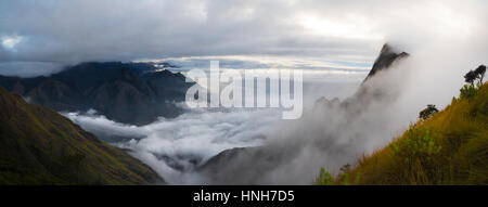 Montagnes brumeuses et de nuages. Matin vue du Kolukkumalai, Munnar, Kerala Banque D'Images