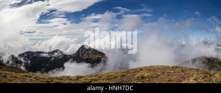 Montagnes brumeuses et de nuages. Matin vue du Meesapulimala, Munnar, Kerala Banque D'Images