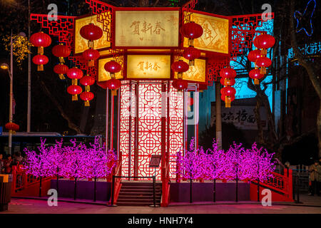 Les personnes appréciant les lanternes colorées sur Nanjing Qinhuai Lantern Festival Banque D'Images