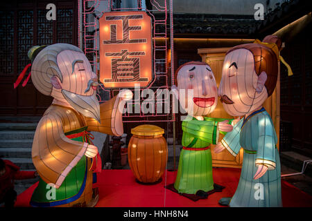 Les personnes appréciant les lanternes colorées sur Nanjing Qinhuai Lantern Festival Banque D'Images