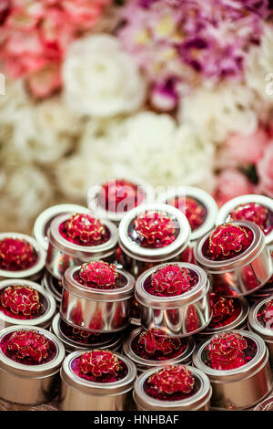 Une bande de porte ou de faveur de mariage cadeau avec ruban rouge sur le dessus. Banque D'Images