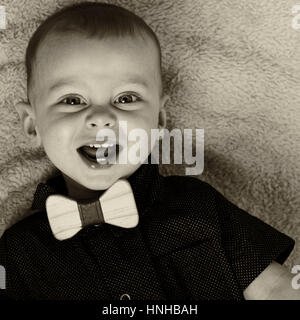 Cute baby boy smiling at camera en noir et blanc Banque D'Images