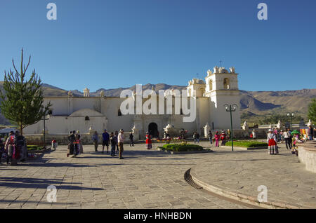 Yanque, Pérou - 2 janvier 2014 : place principale et l'église de l'Immaculée Conception avec les montagnes derrière à Yanque, Canyon de Colca, Pérou. . Banque D'Images