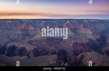 Scenic vue aérienne du célèbre Grand Canyon, souvent considéré comme une des sept merveilles naturelles du monde, dans le magnifique coucher de soleil au crépuscule crépuscule post Banque D'Images