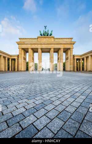 Classic vue verticale de la célèbre Porte de Brandebourg, symbole national de l'Allemagne, dans la belle lumière du matin au lever du soleil d'or, Berlin, Allemagne Banque D'Images