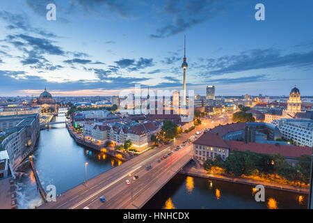 Classic Vue aérienne de toits de Berlin avec célèbre tour de la télévision et de la Spree, très beau post twilight blue hour pendant le coucher du soleil au crépuscule, Allemagne Banque D'Images