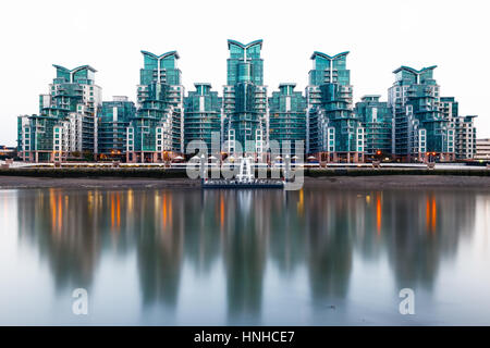 St George Wharf Pier et de l'extérieur de la rivière dans le développement Vauxhall, Londres Banque D'Images