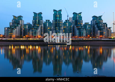St George Wharf Pier et de l'extérieur de la rivière dans le développement Vauxhall, Londres Banque D'Images