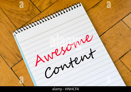 Contenu impressionnant concept texte écrire sur des ordinateurs portables Banque D'Images