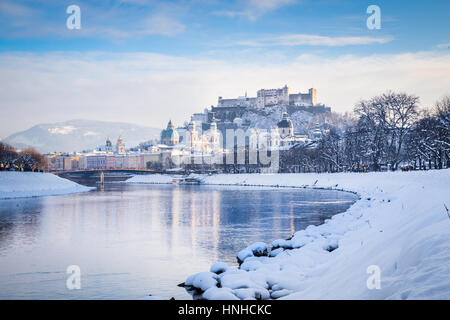 L'affichage classique de la vieille ville de Salzbourg avec la rivière Salzach froid sur un beau jour ensoleillé, ciel bleu et nuages en hiver, Salzburger Land Banque D'Images