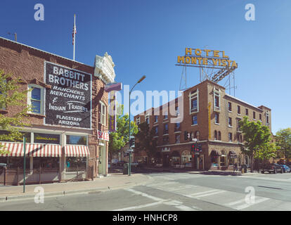 Belle vue sur le centre-ville historique de Flagstaff avec célèbre Hôtel Monte Vista sur journée ensoleillée en été, le nord de l'Arizona, Ouest américain, USA Banque D'Images