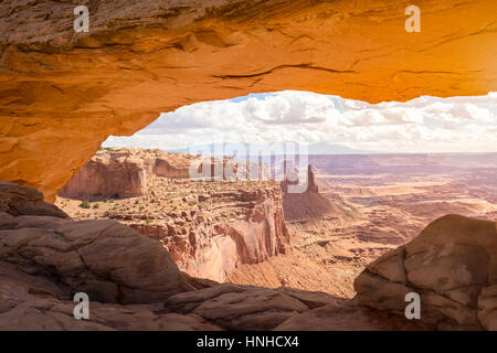 La vue classique du célèbre Mesa Arch, symbole de la sud-ouest américain, dans la lumière du matin d'or au lever du soleil sur un beau jour, Canyonlands National Park Banque D'Images