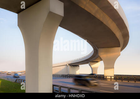 Vue de dessous d'un viaduc en béton Banque D'Images