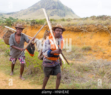 Portrait de la route des pêcheurs malgaches qui sont de retour de leurs captures à la mer le matin et va vendre le poisson en milieu rural communauté de pêcheur Banque D'Images