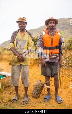 Portrait de la route des pêcheurs malgaches qui sont de retour de leurs captures à la mer le matin et va vendre le poisson en milieu rural communauté de pêcheur Banque D'Images