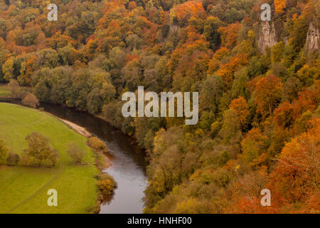 Symonds Yat. Symonds Yat est une roche qui est utilisé comme un guetteur d'obtenir une vue imprenable sur le nord de la vallée de la Wye. Ici la rivière Wye prend un moi Banque D'Images