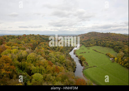 Symonds Yat. Symonds Yat est une roche qui est utilisé comme un guetteur d'obtenir une vue imprenable sur le nord de la vallée de la Wye. Ici la rivière Wye prend un moi Banque D'Images