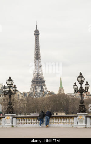 Les touristes à la recherche de la Tour Eiffel depuis le Pont Alexandre III, Paris, France Banque D'Images