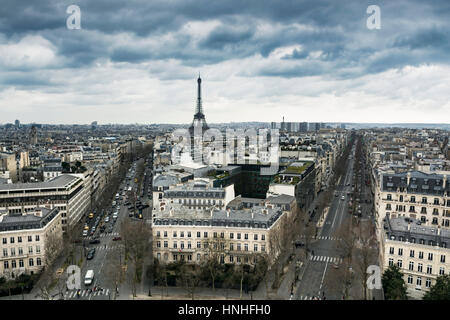 Vue aérienne de Paris avec la Tour Eiffel, et les toits des immeubles de style Haussmannien, sous un ciel dramatique. Paris, France. Banque D'Images