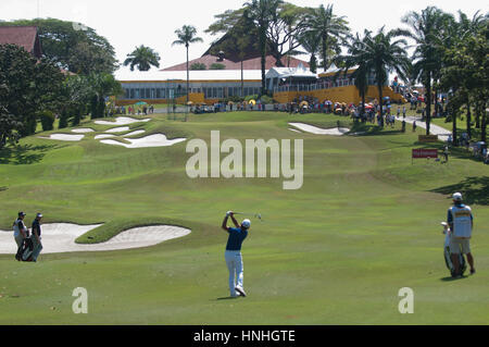 Kuala Lumpur, Malaisie. 12 Février, 2017 Le championnat de golf Maybank, European Tour, Fabrizio Zanotti hits un fer sur le 9e trou au cours de sa ronde gagnante au Championnat Maybank at the Saujana Golf & Country Club, Kuala Lumpur, Malaisie. Credit : Flashspix/Alamy Live News Banque D'Images