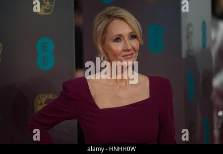 Londres, Royaume-Uni. 12 Février, 2017. Joanne K. Rowling arrive à l'EE British Academy Film Awards, BAFTA Awards, au Royal Albert Hall à Londres, Angleterre, Grande-Bretagne, le 12 février 2017. Photo : Hubert Boesl - AUCUN FIL SERVICE - Photo : Hubert Boesl/dpa/Alamy Live News Banque D'Images