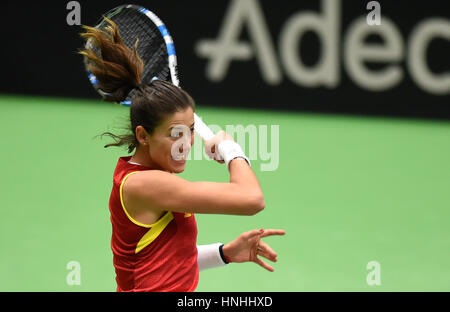 Le joueur de tennis Garbine Muguruza d'Espagne en action lors du match de tennis de la Fed Cup 1st entre la République tchèque (Barbora Strycova) et l'Espagne, à Ostrava, République tchèque, samedi, 11 février, 2017. (CTK photo/Jaroslav Ozana) Banque D'Images