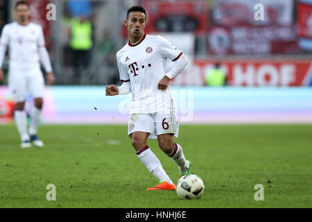 Berlin, Allemagne. Feb 11, 2017. Thiago de Munich passe le ballon au cours de la Bundesliga match de foot entre FC Ingolstadt 04 et le FC Bayern de Munich à l'Audi Sportpark dans Berlin, Allemagne, 11 février 2017. Photo : Daniel Karmann/dpa/Alamy Live News Banque D'Images