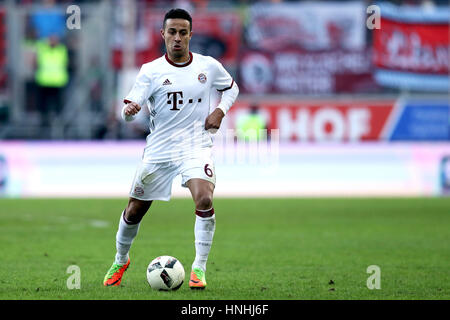 Berlin, Allemagne. Feb 11, 2017. Thiago de Munich passe le ballon au cours de la Bundesliga match de foot entre FC Ingolstadt 04 et le FC Bayern de Munich à l'Audi Sportpark dans Berlin, Allemagne, 11 février 2017. Photo : Daniel Karmann/dpa/Alamy Live News Banque D'Images