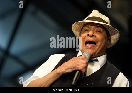 Dresde, Allemagne. 14Th Nov, 2012. ARCHIVE - Le musicien de jazz américain Al Jarreau se tient sur scène pendant un concert spécial de la 'Dresdner Jazz Days' dans le Glaeserne Manufaktur à Dresde, Allemagne, 14 novembre 2012. Le chanteur de Jazz Al Jarreau est décédé à l'âge de 76 ans sur le 12 février 2017. Photo : Arno Burgi/dpa-Zentralbild/dpa/Alamy Live News Banque D'Images