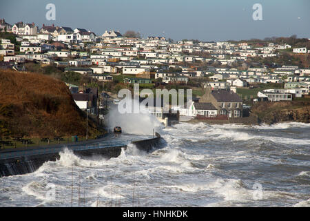 Benllech, Anglesey, au Royaume-Uni. Feb 13, 2017. L'état de la mer les inondations la route le 13 février 2017 à Benllech Bay Anglesey en raison de forts vents et marées Crédit : MARK LITTLE/Alamy Live News Banque D'Images