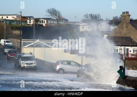 Benllech, Anglesey, au Royaume-Uni. Feb 13, 2017. L'état de la mer les inondations la route le 13 février 2017 à Benllech Bay Anglesey en raison de forts vents et marées Crédit : MARK LITTLE/Alamy Live News Banque D'Images