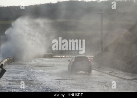 Benllech, Anglesey, au Royaume-Uni. Feb 13, 2017. Les inondations de la mer la route 13 février , à benllech Bay, à cause des marées et des vents forts Crédit : MARK LITTLE/Alamy Live News Banque D'Images