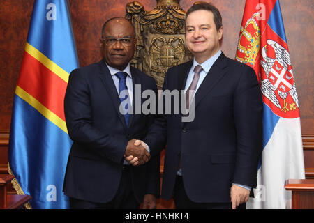 Belgrade, Serbie. Feb 13, 2017. Le ministre des Affaires étrangères serbe, Ivica Dacic (R), serre la main avec Leonard She Okitundu, Ministre des affaires étrangères de la République démocratique du Congo (RDC), à Belgrade, en Serbie, le 13 février 2017. Credit : Nemanja Cabric/Xinhua/Alamy Live News Banque D'Images