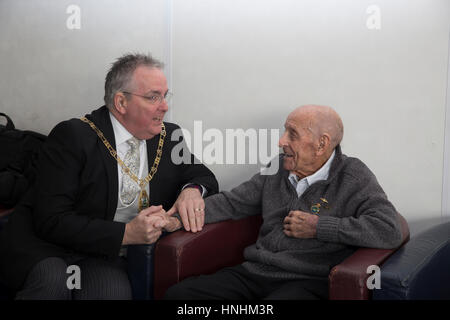 Biggin Hill, Royaume-Uni. Feb 13, 2017. Ian Payne, Maire de Bromley et 100 ans Ray Roberts assister au lancement du centenaire anniversaire à Londres Biggin Hill Airport. Après un discours sur la prochaine année du centenaire des événements par MD Curtis l'invité VIP sont montés à bord d'un Spitfire pour un court vol local, puis a eu droit à un déjeuner de célébration Crédit : Keith Larby/Alamy Live News Banque D'Images