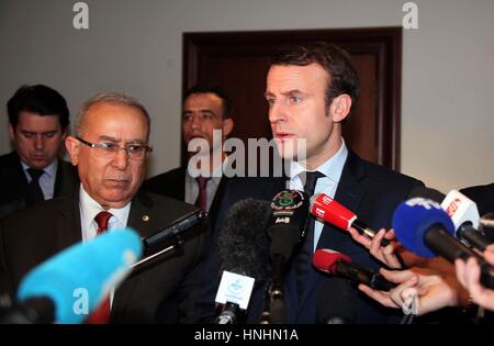 L'Algérie, Alger. Feb 13, 2017. Le ministre des Affaires étrangères algérien Ramtane Lamamra (L) avec Emmanuel Macron fondateur du mouvement politique 'en marche !' (R) et candidat à l'élection présidentielle de 2017 lors d'une conférence de presse en Algérie, Alger, le 13 février 2017. Credit : imagespic/Alamy Live News Banque D'Images