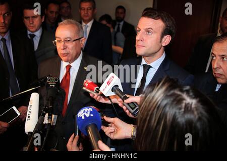 L'Algérie, Alger. Feb 13, 2017. Le ministre des Affaires étrangères algérien Ramtane Lamamra (L) avec Emmanuel Macron fondateur du mouvement politique 'en marche !' (R) et candidat à l'élection présidentielle de 2017 lors d'une conférence de presse en Algérie, Alger, le 13 février 2017. Credit : imagespic/Alamy Live News Banque D'Images