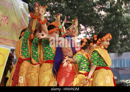 Dhaka, Bangladesh. Feb 13, 2017. Artistes bangladais effectuer la danse pour célébrer le Pahela Falgun (premier jour du printemps) au campus de l'Université de Dacca à Dhaka, Bangladesh, le 13 février 2017. Le Bangladesh en Pahela Falgun est marqué avec célébration coloré et traditionnellement, les femmes portent des saris jaunes et l'homme porter Panjabi pour célébrer cette journée. Célébration de Falgun Pahela Bosonto Utsob est connu sous le nom. Credit : Suvra Kanti Das/ZUMA/Alamy Fil Live News Banque D'Images