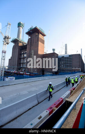 Londres, Royaume-Uni. Feb 13, 2017. Partie de la Riverwalk adjacent à Battersea Power Station ouvre, permettant une vue dégagée sur la construction en cours. L'élaboration par étapes doit être achevé en 2021. Crédit : Stephen Chung/Alamy Live News Banque D'Images