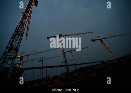 Berlin, Allemagne. 12 Février, 2017. Vue de la grue illuminée sur le site de construction de l'Alianzforum à Berlin, Allemagne, 12 février 2017. Photo : Maurizio Gambarini/dpa/Alamy Live News Banque D'Images