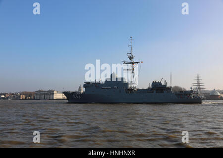 Londres, Royaume-Uni. Feb 13, 2017. La marine allemande FGS OKER un navire espion53 est un navire espion et l'un des navires de la classe oste but buily navires espion renseignement principalement conçus pour recueillir des données sur les navires de guerre soviétiques ici passant Greenwich ancien Collège Royal de la Marine sur la Tamise 13/2/17 Crédit : SANDRA ROWSE/Alamy Live News Banque D'Images