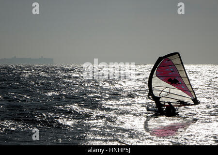 Beachlands, Hayling Island, Royaume-Uni. 13 février 2017. Météo britannique. Temps ensoleillé mais venteux ont prévalu tout au long de la journée sur la côte sud de l'Angleterre. Une planche en difficulté au large de Hayling Island dans le Hampshire. Credit : james jagger/Alamy Live News Banque D'Images