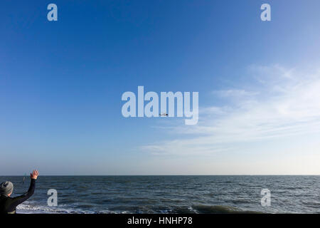 Beachlands, Hayling Island, Royaume-Uni. 13 février 2017. Météo britannique. Temps ensoleillé mais venteux ont prévalu tout au long de la journée sur la côte sud de l'Angleterre. Une planche à voile en toute sécurité sur la plage à la suite d'un appel à la garde côtière au large de Hayling Island dans le Hampshire. Credit : james jagger/Alamy Live News Banque D'Images