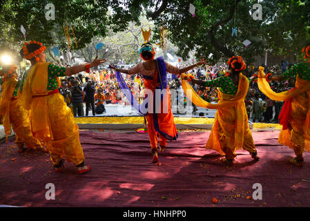 Dhaka, Bangladesh. Feb 13, 2017. Artistes jouent sur scène à l'occasion de 'Basanto Utsab' le premier jour du printemps à Dhaka University Fine Arts Institution. Basanto Utsava, qui signifie littéralement la "célébration du printemps", tombe le 1er février ou Phalgun 13 de la calendrier. Dhaka, 13 février, 2017. Basanto est peut-être, le plus intéressant de la saison, quand la nature porte un nouveau look avec des arbres feuilles vert frais germination après le départ d'hiver poussiéreux. Mamunur Rashid/crédit : Alamy Live News Banque D'Images